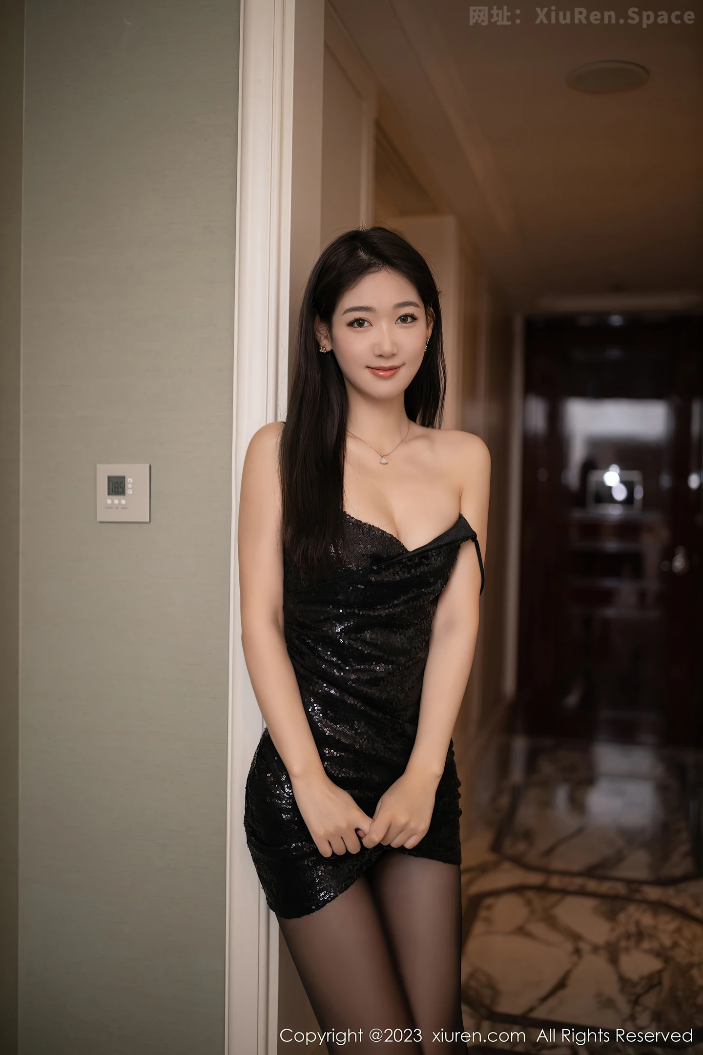 图片[6]-[XiuRen秀人网]2023.04.17 VOL.6586 唐安琪 黑色吊带连衣裙加黑丝美腿性感私房写真集-秀人网官方网站